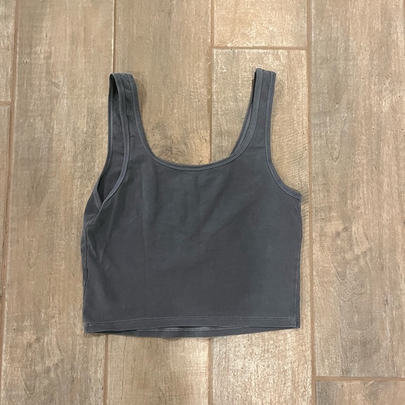 Cropped Tank Top - Picture 2 of 3